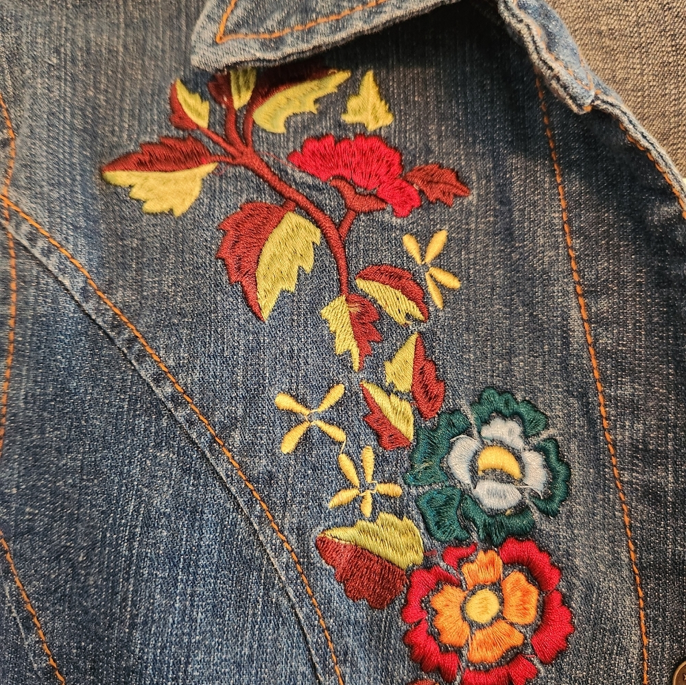 Embroidered Denim Jacket with Floral Design. SIZE M - Picture 2 of 4